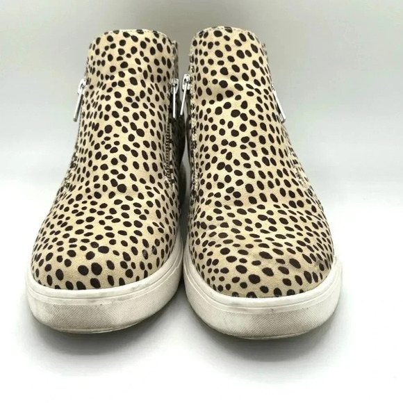 CUSHIONAIRE Hart Hidden Wedge Sneaker in Spotted Cheetah Print Women’s Size 8.5 - Picture 3 of 10